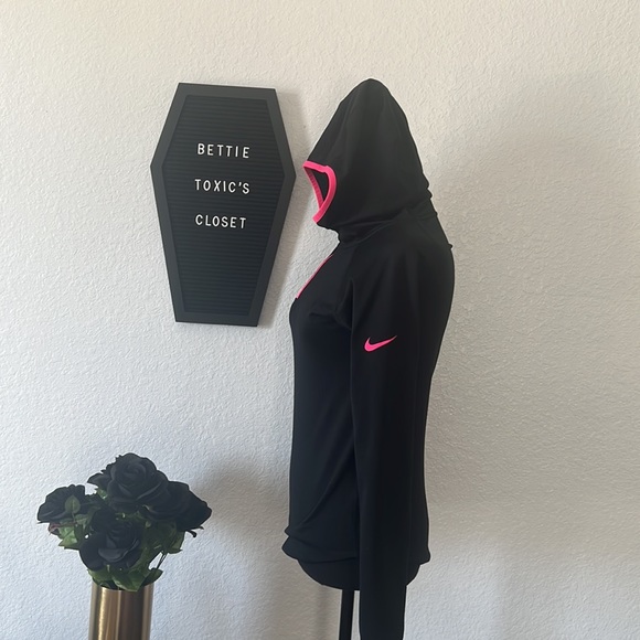 *SOLD* Nike Pro Girls Black & Pink Hoodie - Picture 2 of 14